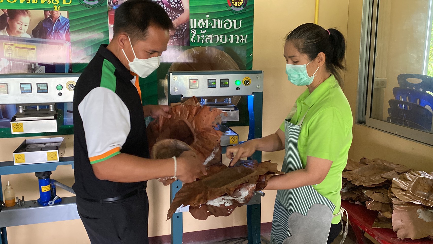 จานจากใบไม้ สร้างรายได้สู่ชุมชน
